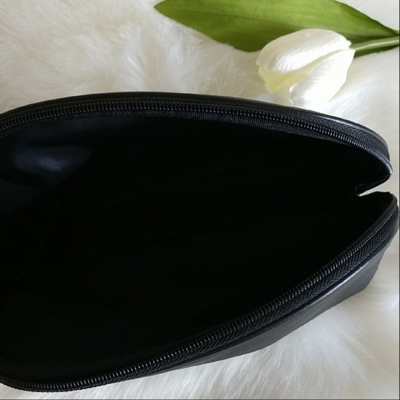 BEAUTIFUL VICTORIA'S SECRET COSMETIC BAG (1 Available) - Picture 4 of 8